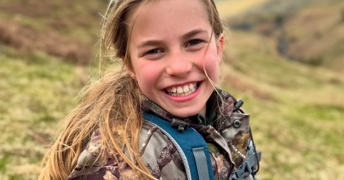 L’étrange blouson camouflage de la princesse Charlotte sur la photo officielle de ses 10 ans