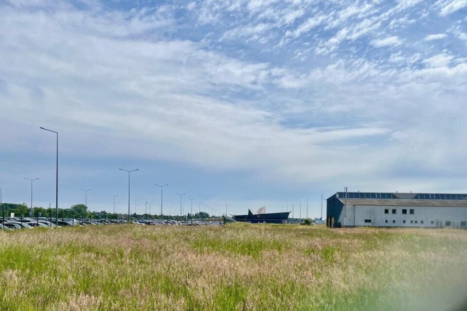 L'Aéroport de Lille, situé à Lesquin (Nord) dans la métropole, attire des voyageurs de la région, mais aussi de la Belgique voisine et de Normandie.