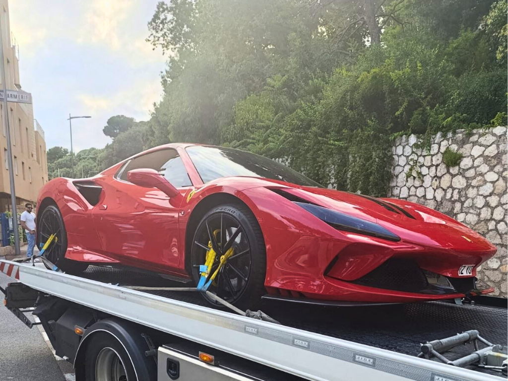 la Ferrari stoppée par les gendarmes finit à la fourrière