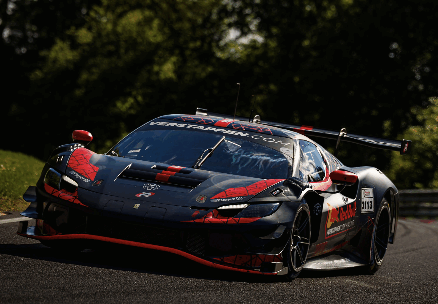 Max Verstappen a roulé sur le Nürburgring en... Ferrari (+images)