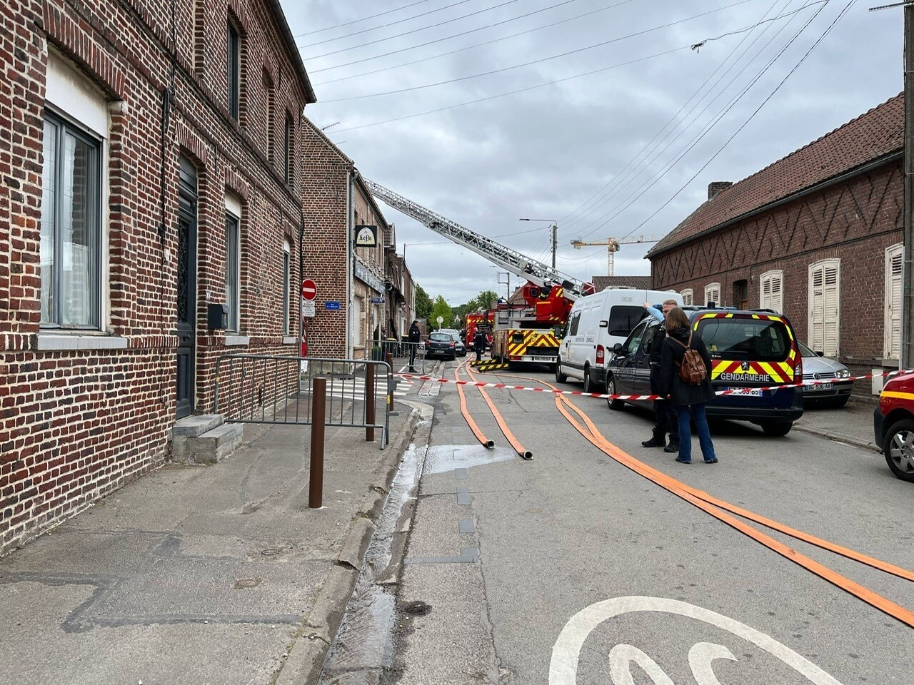 un homme et deux enfants meurent dans l'incendie d'une maison