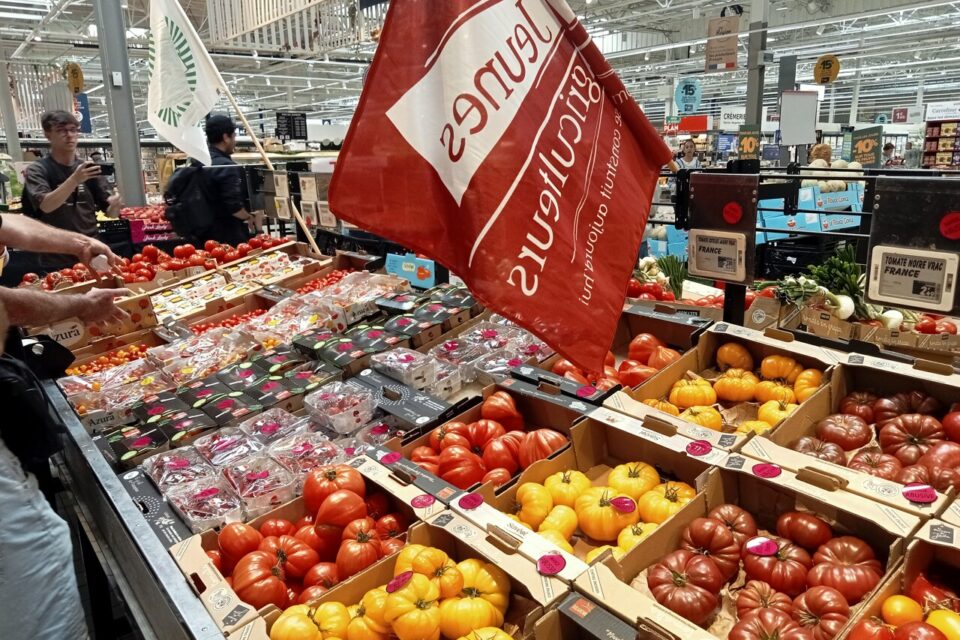 Le collectif a collé des vignettes pour dénoncer les marges abusives des grandes enseignes sur les produits locaux.