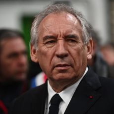 Le Premier ministre François Bayrou lors de la visite d'un site d'Alstom à Aytre le 14 mars 2025.