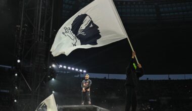 L'histoire intime du rappeur Jul avec la Corse, entre vacances au village, bandera au Stade de France et concerts à Calvi - Corse Matin