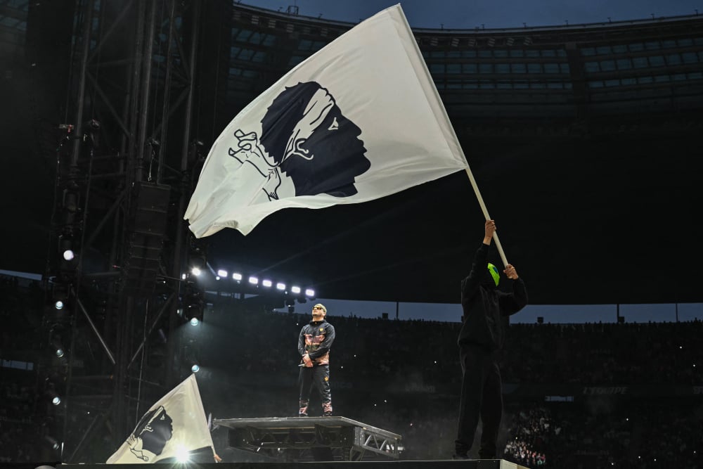 L'histoire intime du rappeur Jul avec la Corse, entre vacances au village, bandera au Stade de France et concerts à Calvi - Corse Matin