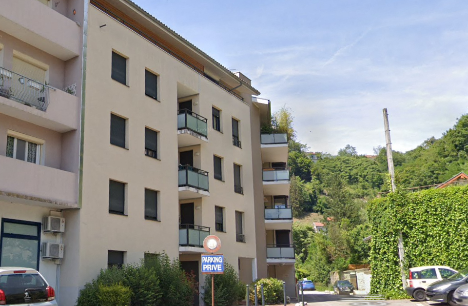 Une fuite de gaz dans cette petite rue du centre-ville de Voiron, près de Grenoble, a provoqué l'évacuation en pleine nuit de 45 habitants, tôt mercredi 28 mai.