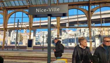 ce drôle de message de Tom Cruise en gare de Nice et Cannes, voici pourquoi