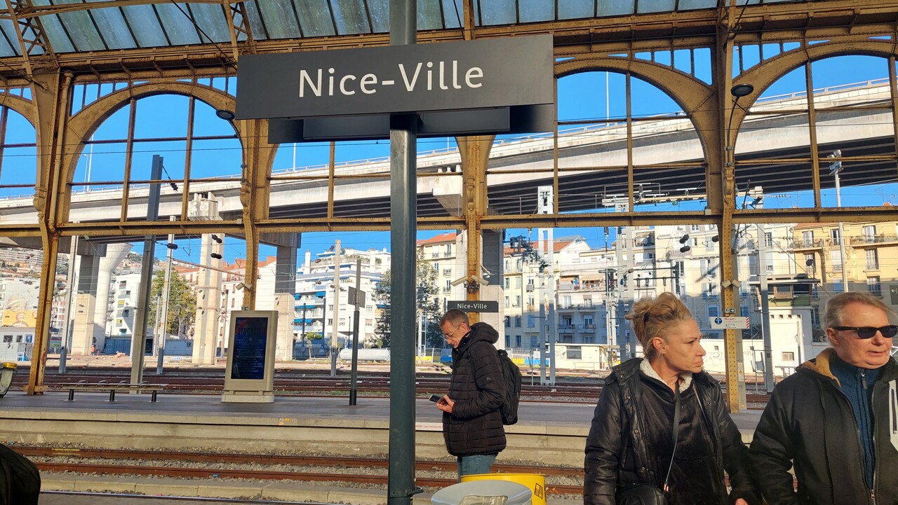 ce drôle de message de Tom Cruise en gare de Nice et Cannes, voici pourquoi