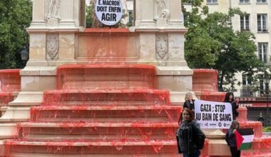 à Paris, la fontaine des Innocents teintée de rouge par des activistes pro-Gaza