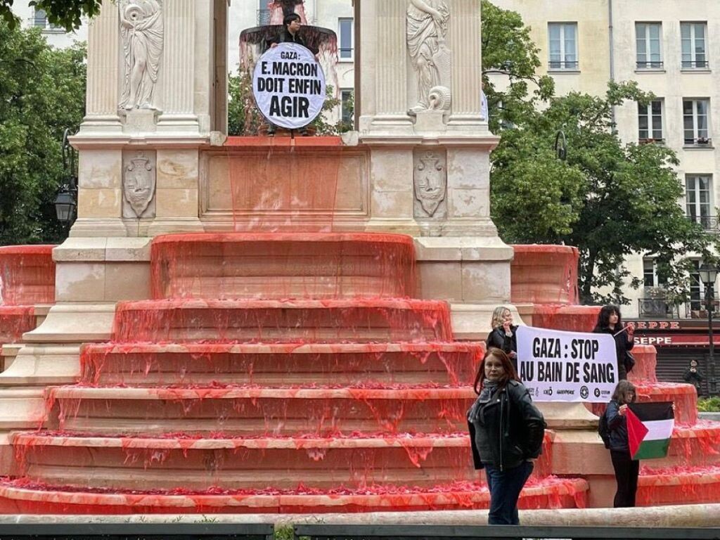 à Paris, la fontaine des Innocents teintée de rouge par des activistes pro-Gaza