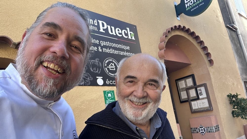Gérard Jugnot et Michel Basaldella, chef et propriétaire de l’hôtel-restaurant Le Grand Puech à Mimet.