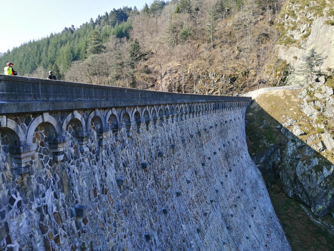 un homme de 24 ans évacué d'urgence en hélicoptère après une violente chute