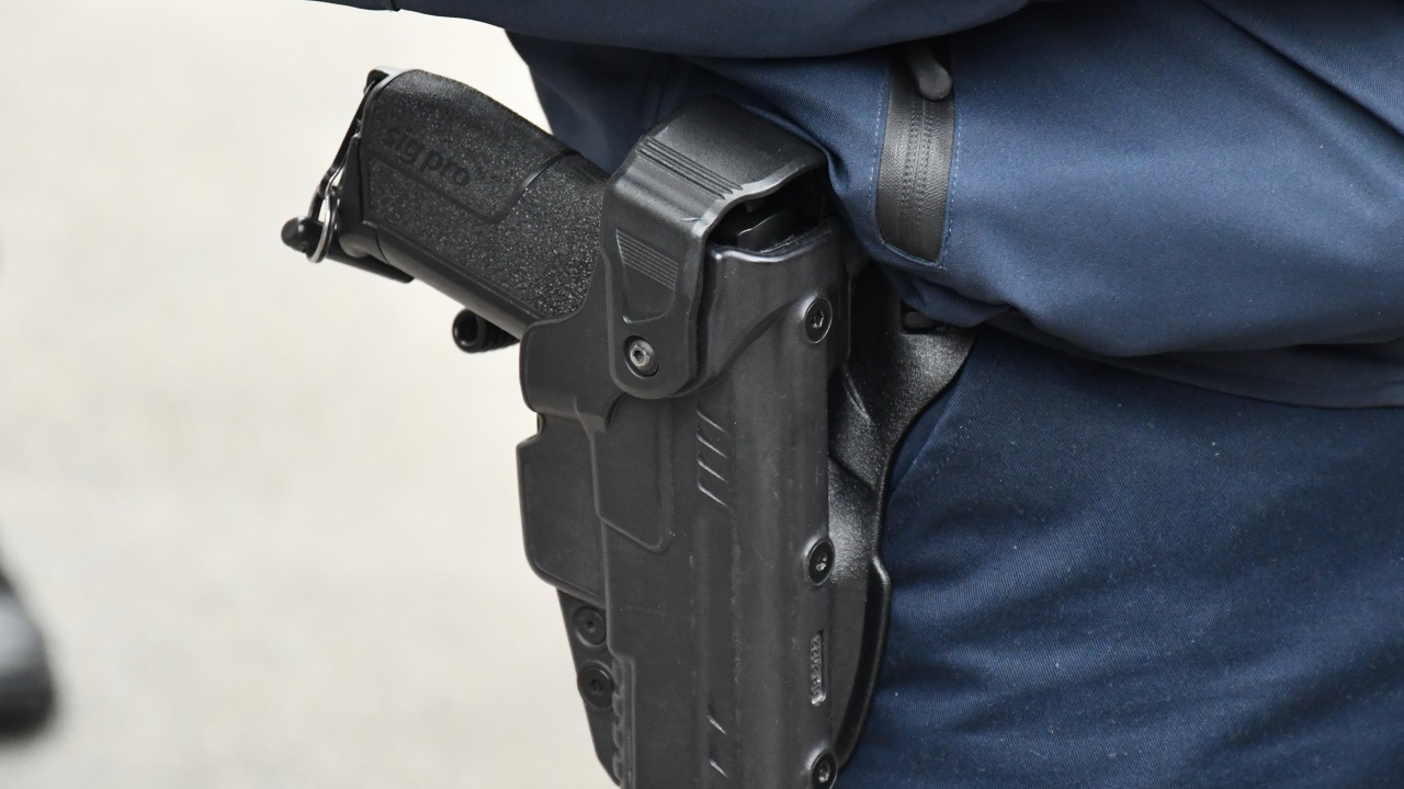 il tente de s’échapper à un contrôle, les policiers retrouvent une arme sur lui