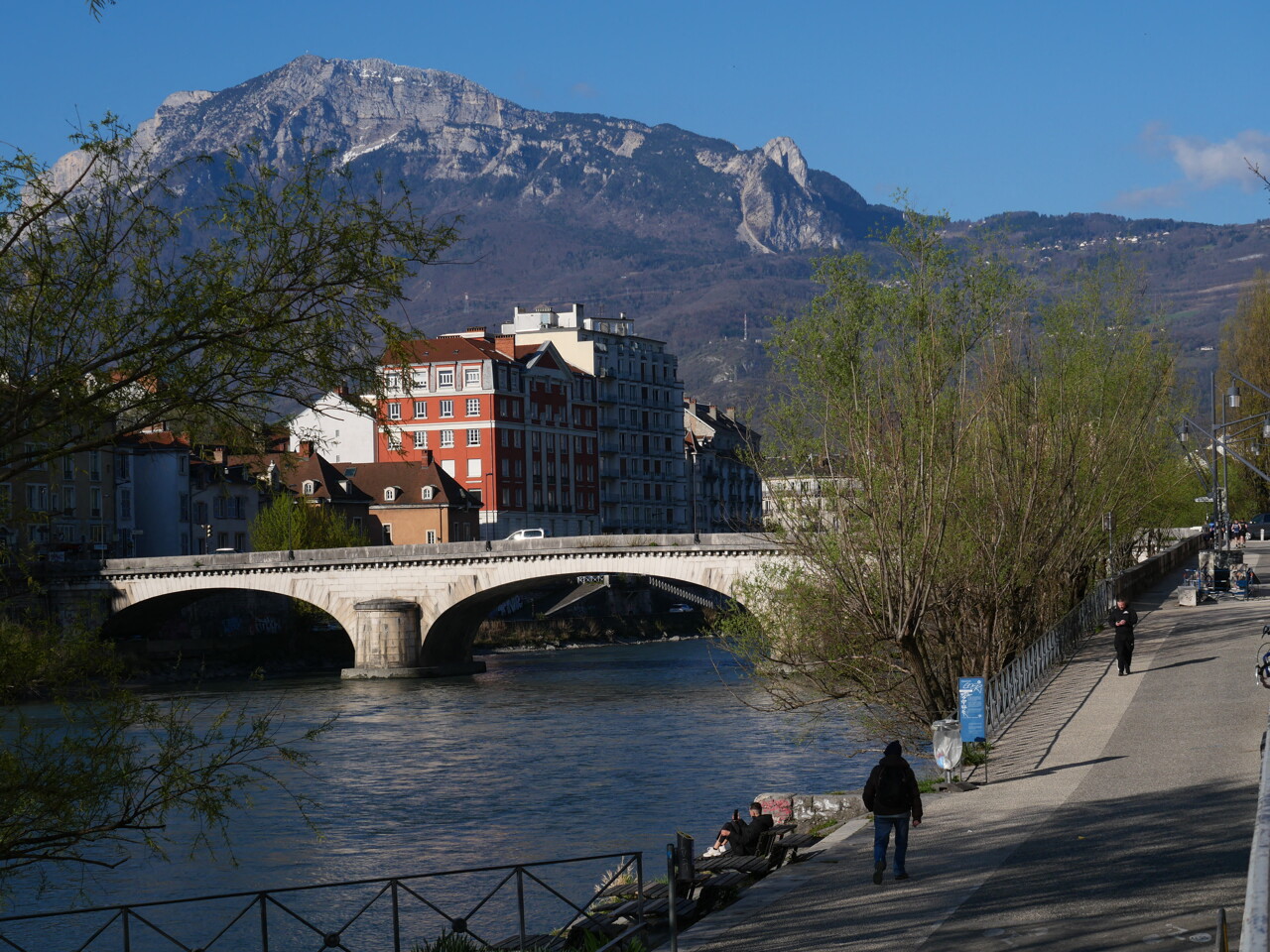 Grenoble. Une fille de 15 ans tombe dans l'Isère, deux policiers lui sauvent la vie