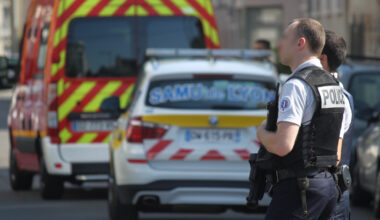 un adolescent prend un coup de couteau dans la cuisse mais refuse de collaborer avec les policiers