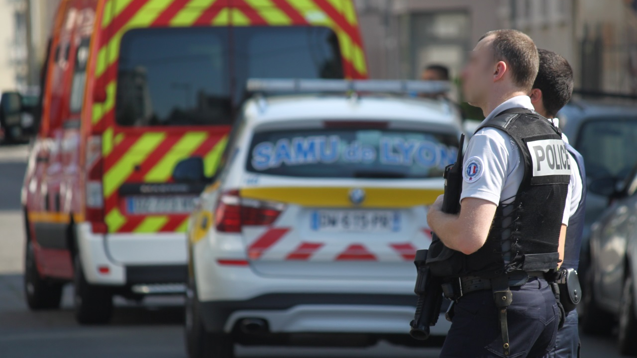 un adolescent prend un coup de couteau dans la cuisse mais refuse de collaborer avec les policiers