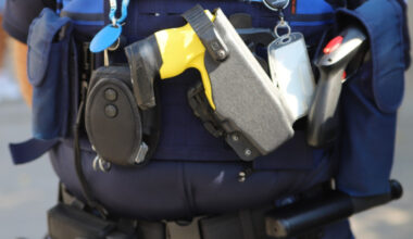 un individu sort un taser et une bombe lacrymogène pendant son interpellation