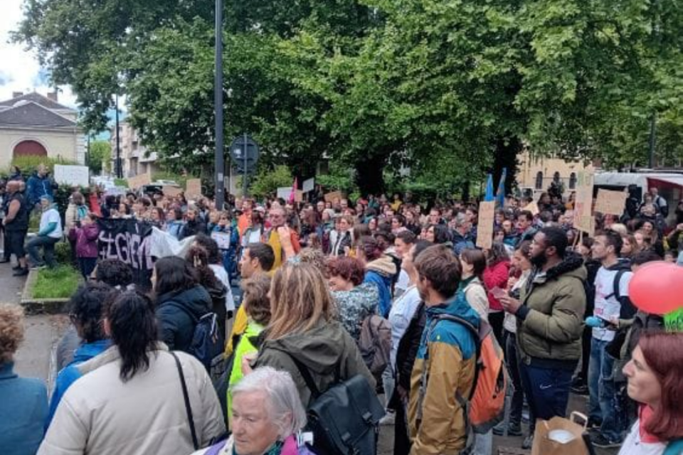 Lundi 5 mai, personnels éducatifs et familles se sont retrouvés à la mi-journée devant le rectorat à Grenoble pour réclamer plus de moyens dans les établissements.