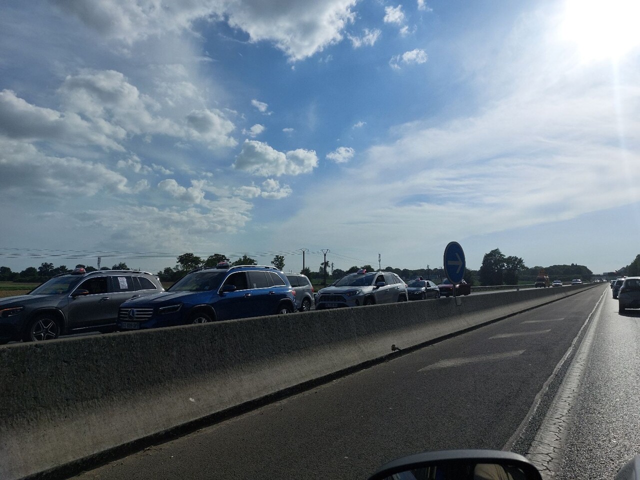 une opération escargot en cours, le trafic à l'arrêt, des kilomètres de bouchons se forment