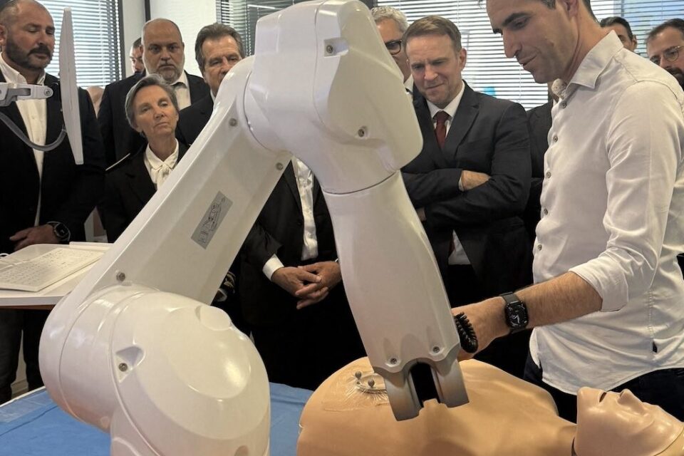 Le ministre d'État en visite à Quantum Surgical à Montpellier découvre le robot Epione 