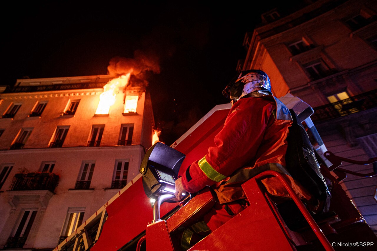 incendie en pleine nuit dans un appartement de Montmartre, un immeuble de six étages évacué