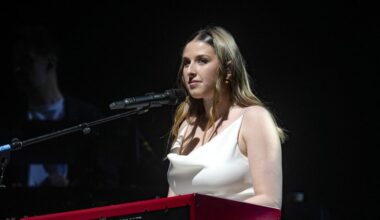 Helena (Star Academy) émue aux larmes en concert à Paris, Pierre Garnier, Michael Goldman et d'autres élèves lui rendent visite !
