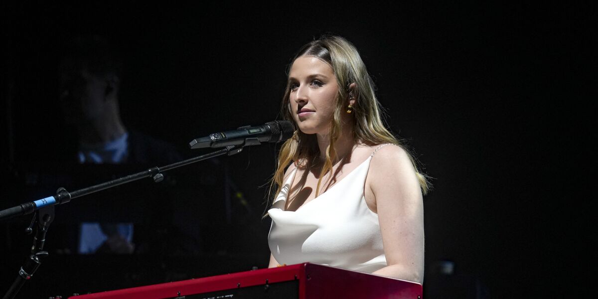 Helena (Star Academy) émue aux larmes en concert à Paris, Pierre Garnier, Michael Goldman et d'autres élèves lui rendent visite !
