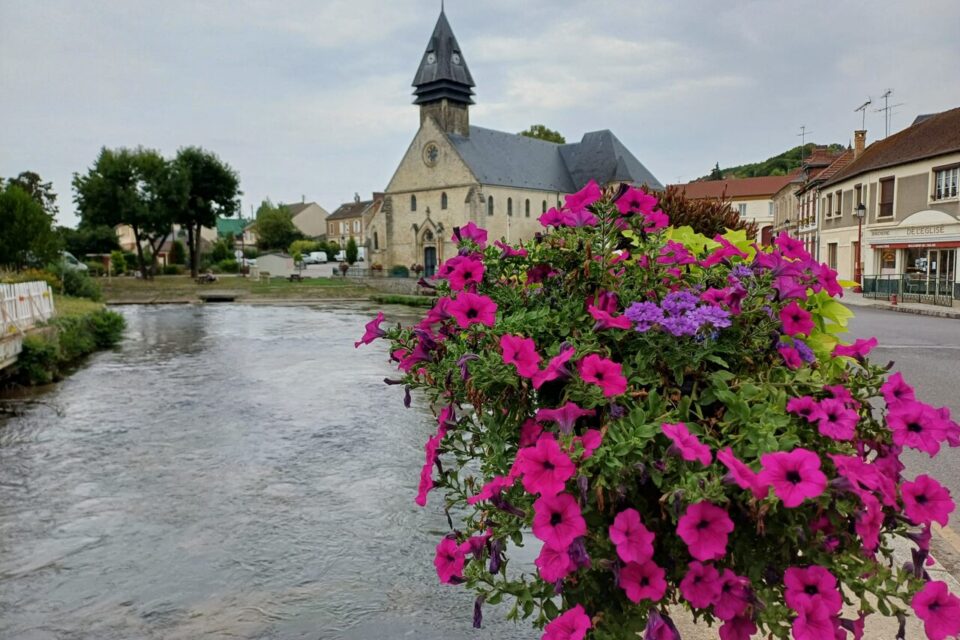 Hermes est une commune de 2 500 habitants, située à une quinzaine de kilomètres de Beauvais. Elle est traversée par la rivière du Thérain.