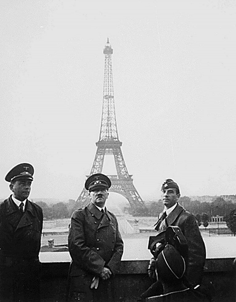 Albert Speer, Adolf Hitler et Arno Breker sur la place du Trocadéro, devant la tour Eiffel, le 23 juin 1940. - THE NATIONAL ARCHIVES / AFP