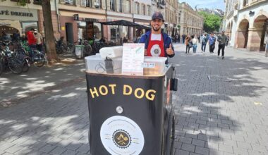 Houari vend des hot dogs dans les rues de Strasbourg au volant de son triporteur