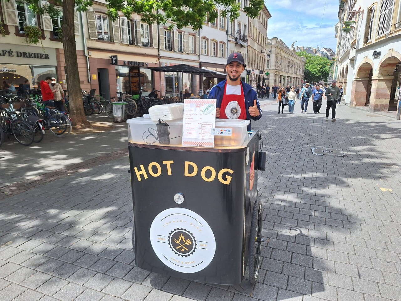 Houari vend des hot dogs dans les rues de Strasbourg au volant de son triporteur