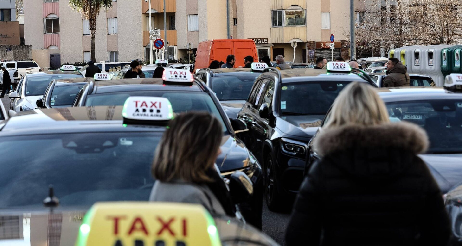 Les taxis azuréens se mobilisent à leur tour ce mardi matin et partent en convoi sur la Promenade des Anglais "sans faire de blocage"