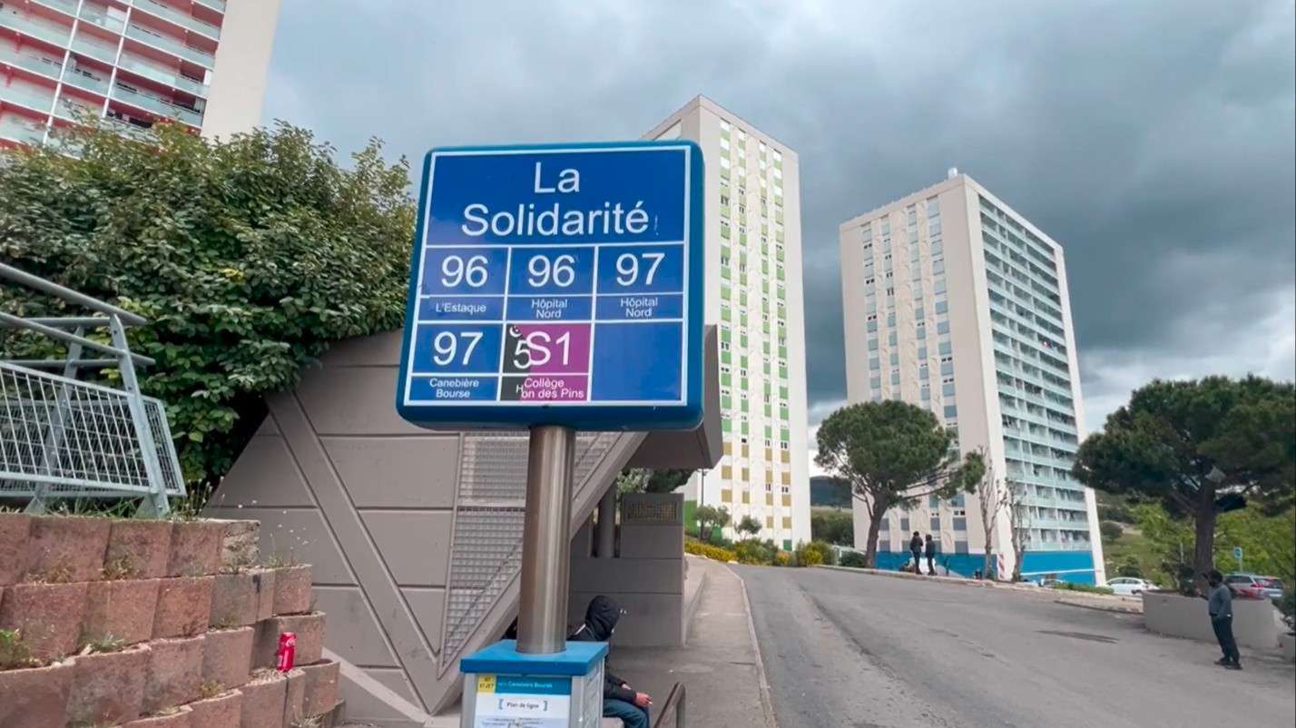 Un Polonais fait Paris-Valence à l'extérieur d'un TGV