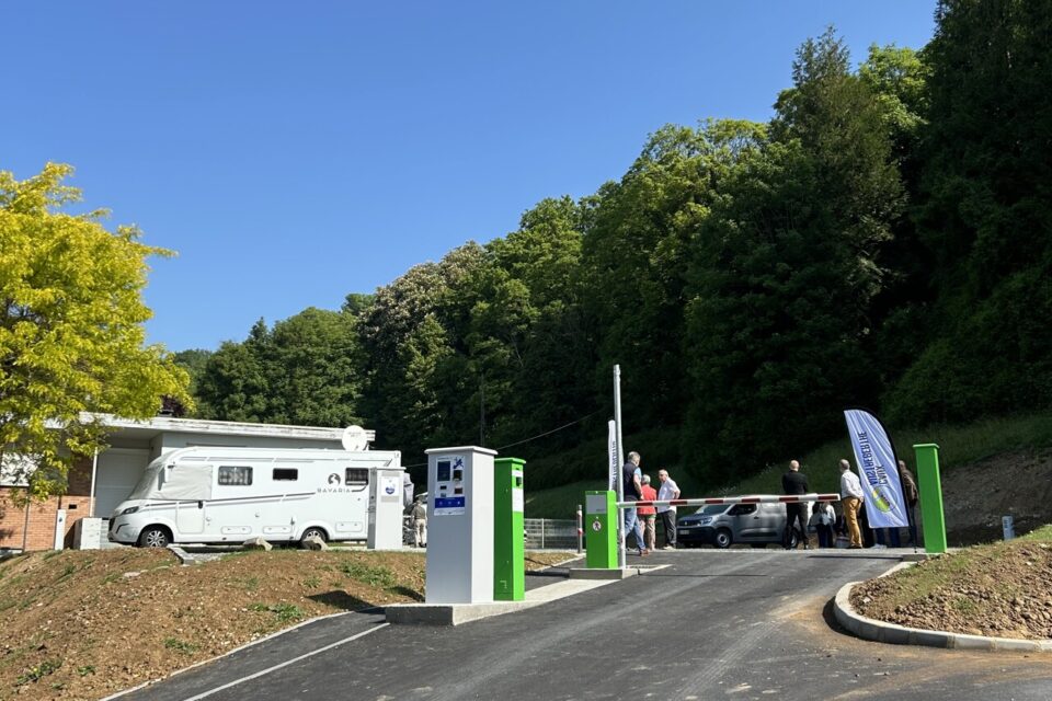 L'aire peut accueillir jusqu'à 8 grands camping-cars de 8 mètres de long.
