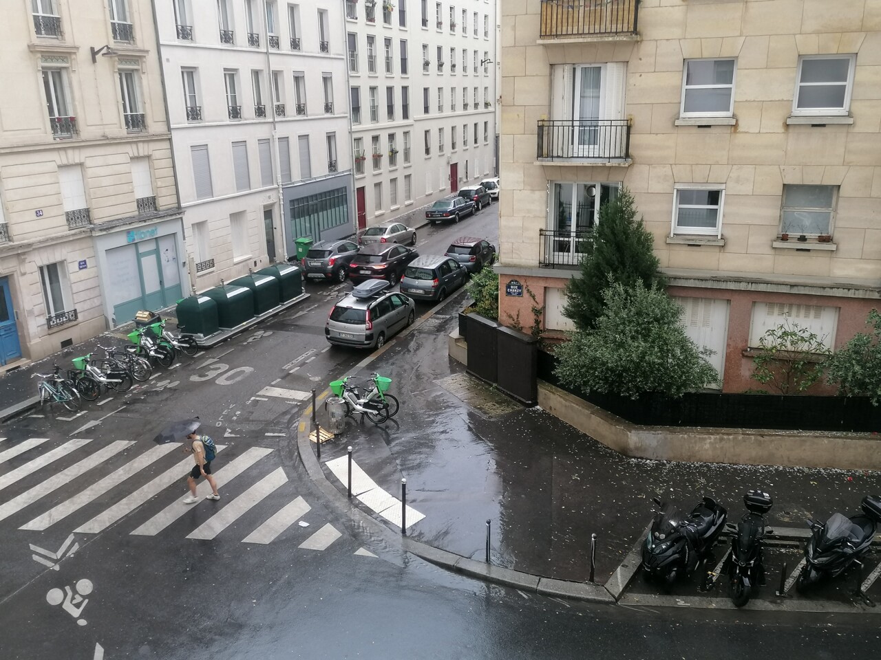 un impressionnant orage de grêle s'abat sur la capitale, le métro perturbé par les inondations