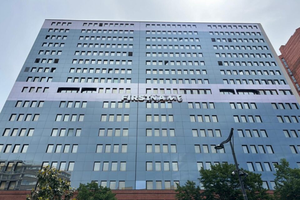 L'enseigne FirstName a remplacé l'appellation Pullman Toulouse. Cette nouvelle marque hôtelière, lancée en 2022 en France par le groupe hôtelier Alboran Hotels & Hospitality, arrive à Toulouse après Bordeaux. 