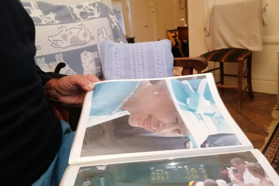 La Reine d'Angleterre, Elizabeth II, dans l'objectif de Jean-Loup. Un souvenir gravé dans un album. 