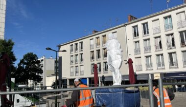 Que représente cette nouvelle statue installée sur une place de la ville d'Orléans ?