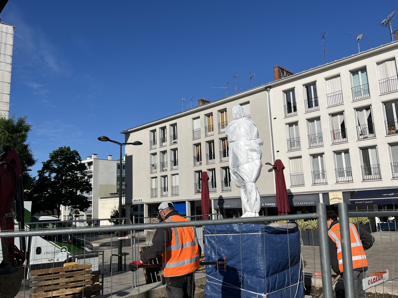 Que représente cette nouvelle statue installée sur une place de la ville d'Orléans ?