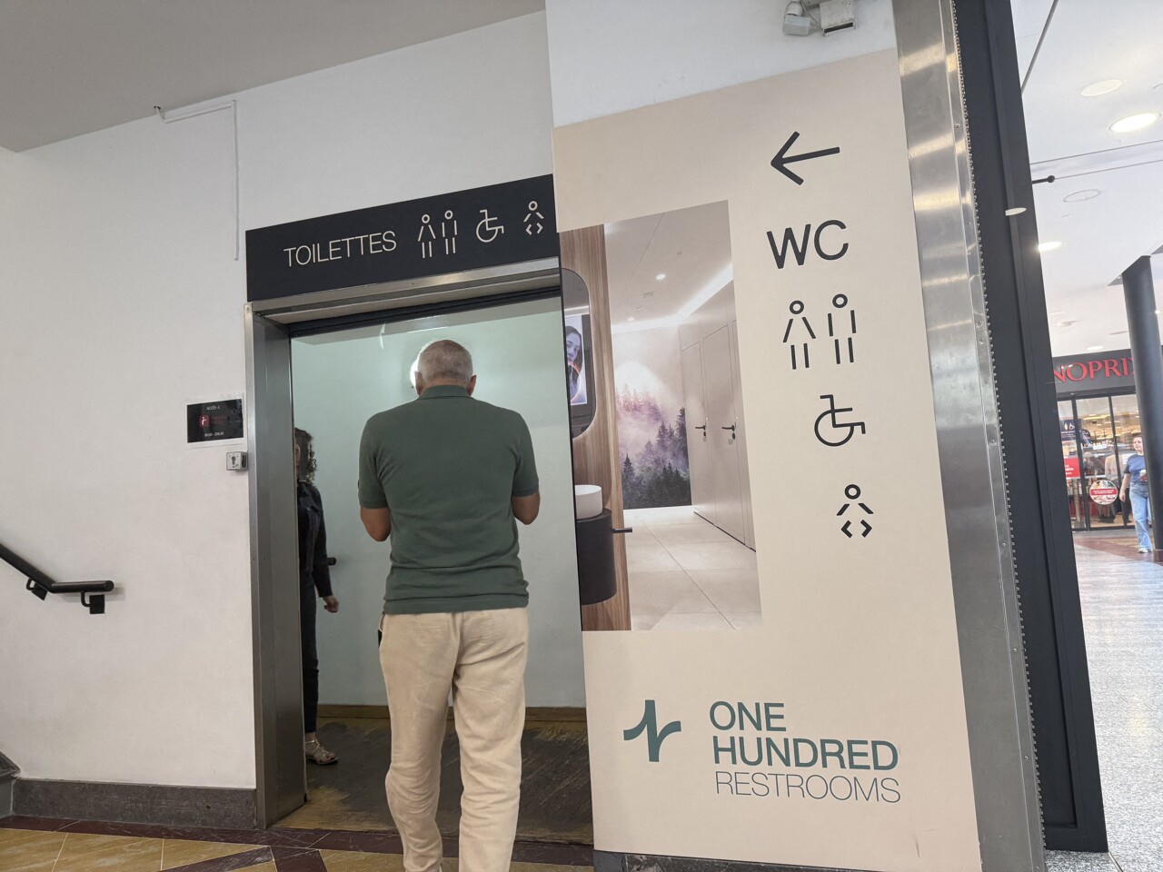 Dans ce centre commercial des Hauts-de-Seine, les toilettes publiques devenues payantes soulagent la clientèle