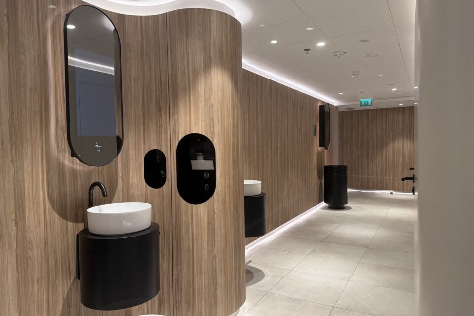 Modernes, spacieuses, diffusant une bonne odeur ainsi qu'une musique apaisante, les toilettes sont passées au peigne feigne par des employés de la société Derichebourg toute la journée. 