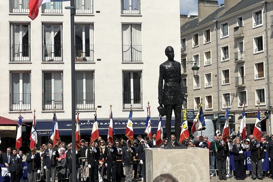 Le sculpteur adopte une vision 