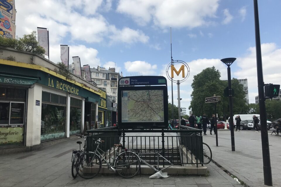 Une interpellation à la sortie du métro porte de Clignancourt. 
