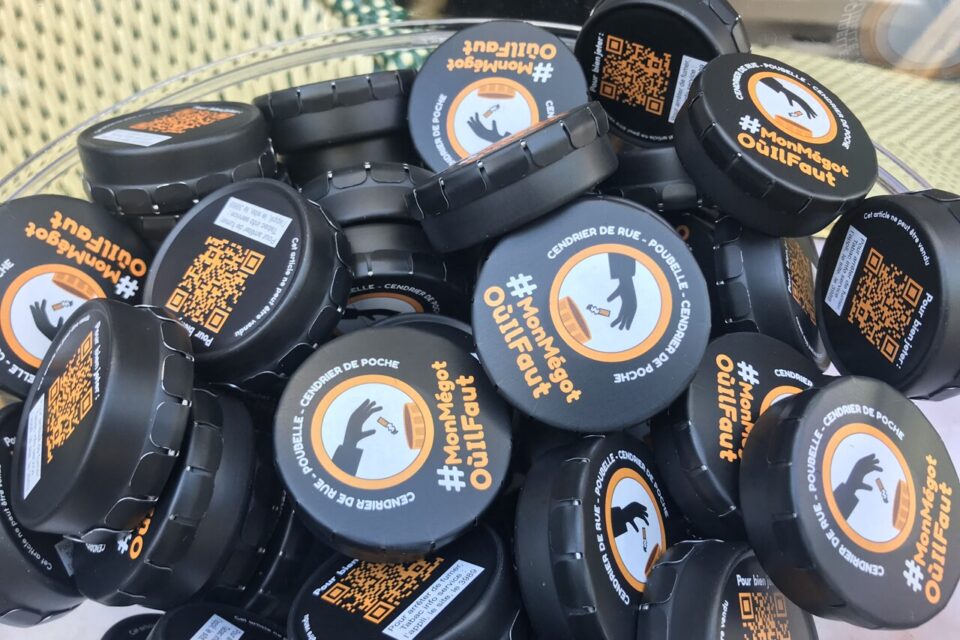 Les cendriers de poche qui vont être distribuer gratuitement à Paris.