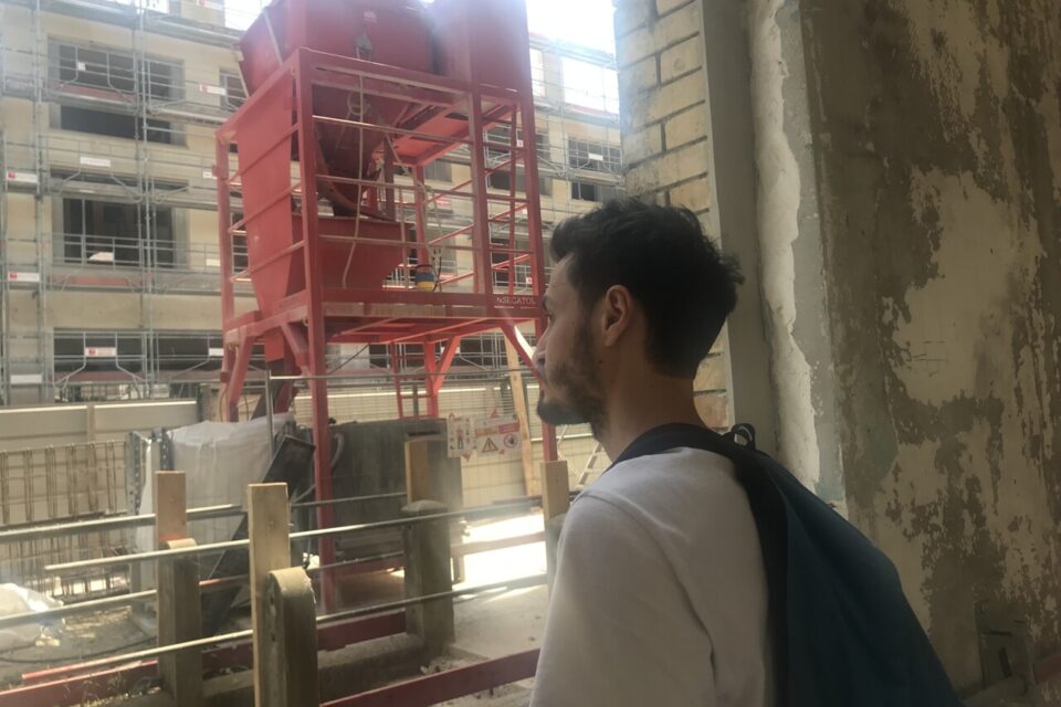 Chritstophe observe son futur quartier se bâtir sous ses yeux.
