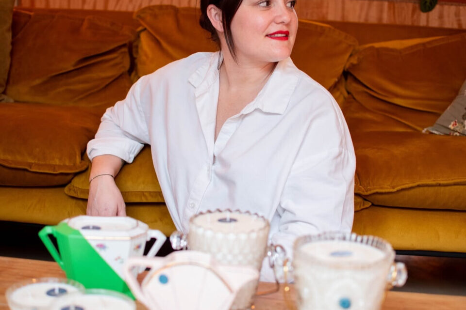 Marie Auditeau au milieu de quelques créations. 