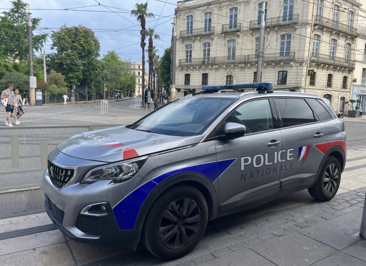 la Bac surprend des vendeurs, une femme passe du cannabis au parloir
