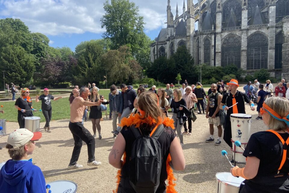 Bénévoles et bénéficiaires étaient réunis pour célébrer cet anniversaire, le 17 mai 2025.