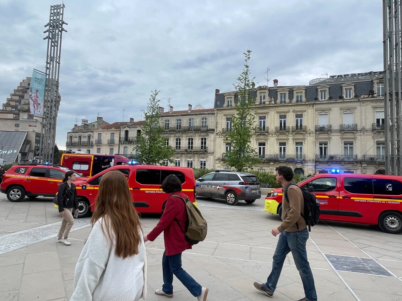 un homme poignardé sur la place de la Comédie