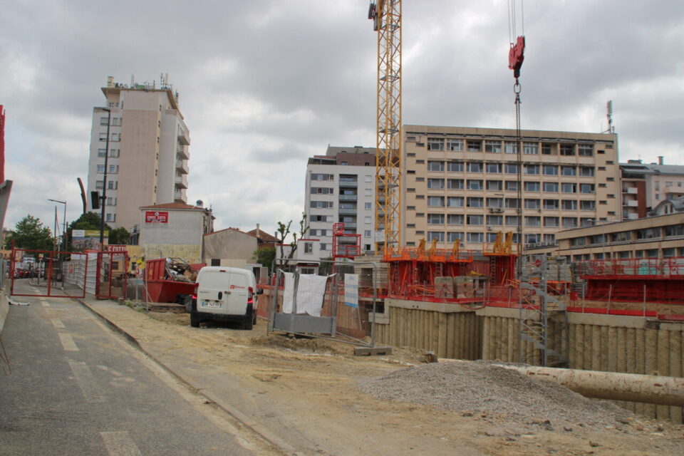 C'est une résidence de 61 logements, en deux bâtiments, qui va voir le jour près de la Barrière-de-Paris. Pour l'heure, c'est un trou béant qui est visible au niveau du 100 boulevard Silvio Trentin. 